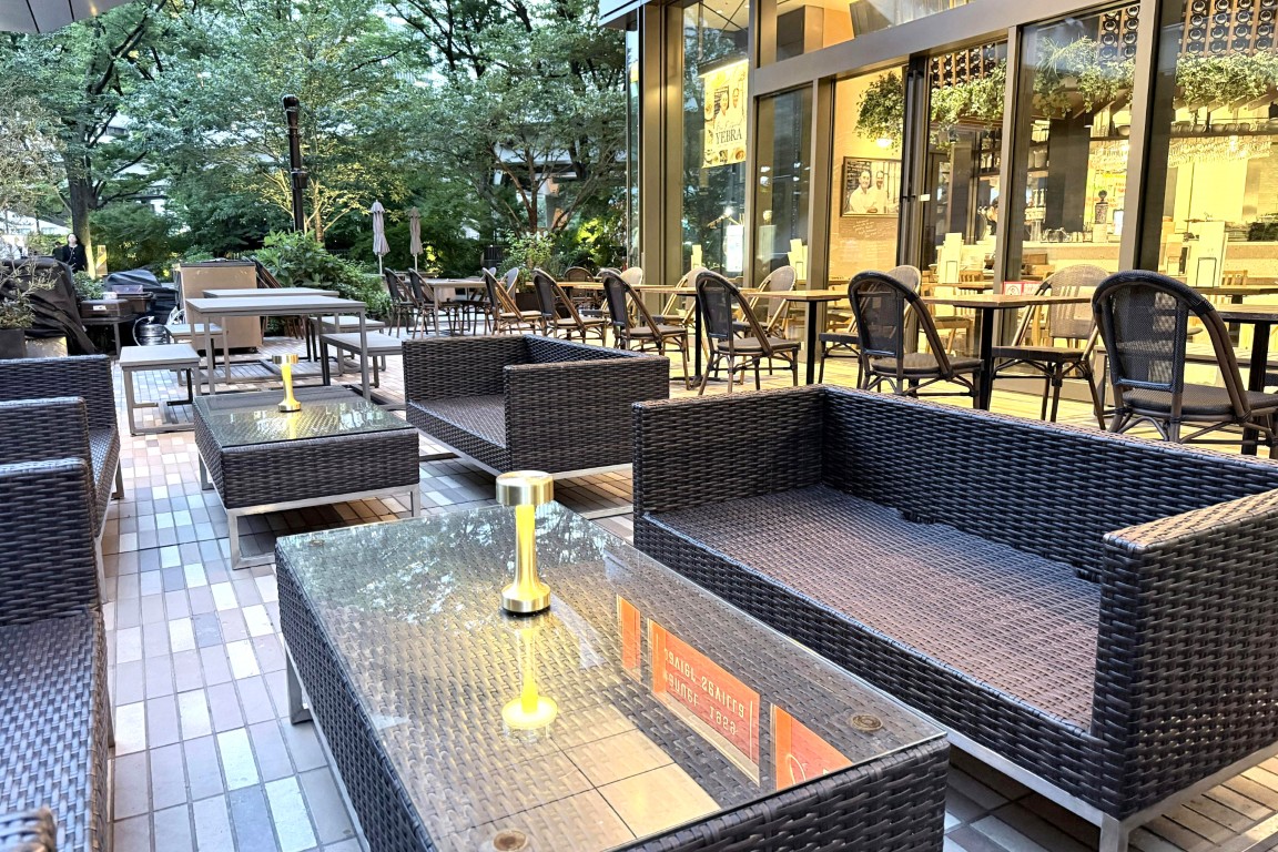 テラス席と店舗外観
